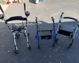 Sitting/standing walkers