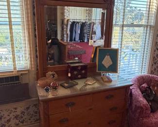 Vanity/dresser