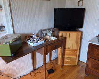 Old sewing machine, works great!