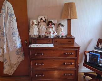 Antique chest of drawers w/glove and hankie drawers