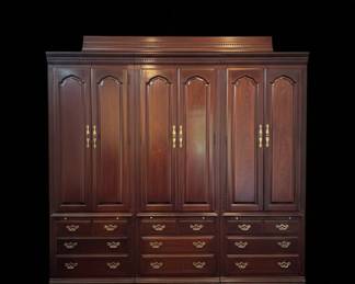 Thomasville Georgian Style Mahogany Armoire