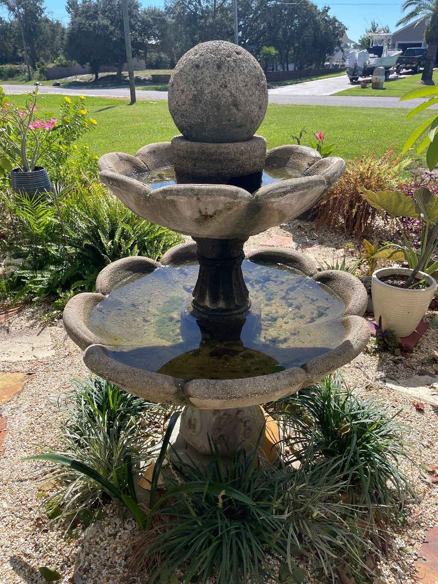 Large beautiful fountain - great working condition