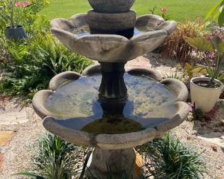 Large beautiful fountain - great working condition
