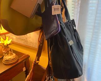 Many name brand handbags.