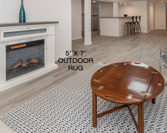 OUTDOOR RUG 5X 7  TABLE
