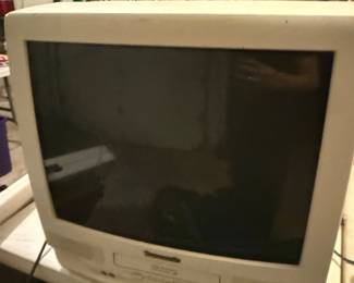 19 tv vcr combo crt tv with remote, works great!
