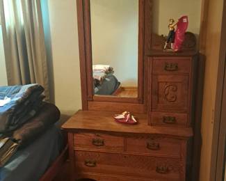 Gentleman's dresser