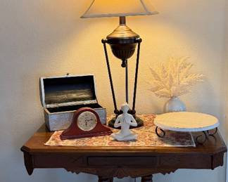Antique Victorian Wood (Walnut??) Ornate Accent Table; Decor