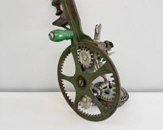 Lot 134 Vintage Reading Hardware Co. Cast Iron HandCrank Apple Peel