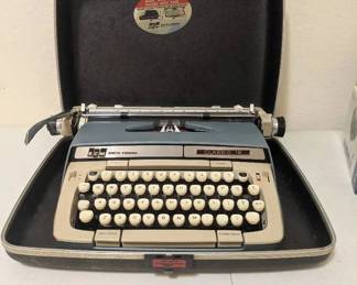 ARS145 - Vintage Smith Corona Classic Typewriter 