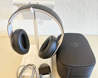 ARS029 - Beats Studio Pro With Accessories 