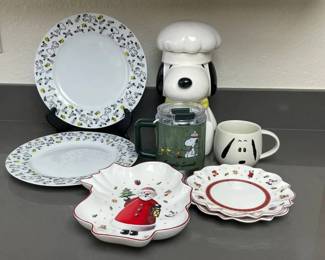 ARS057 - Fun Snoopy & Santa Cookie Jar & Dishware!