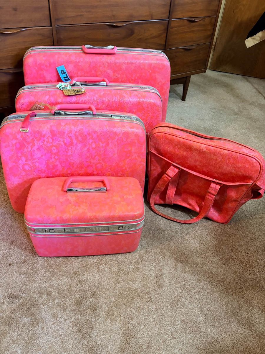 Vintage Samsonite Silhoutte Luggage Set All pieces are in good condition with some minor imperfections.