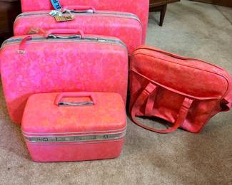 Vintage Samsonite Silhoutte Luggage Set All pieces are in good condition with some minor imperfections.