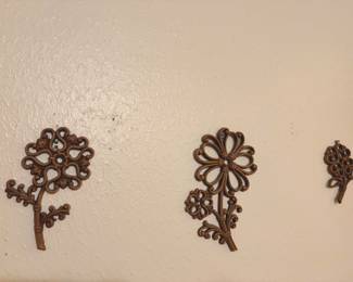 Set of 3 Vintage Homco Flower wall Decor Great condition Largest measures: 7 1/2” x 5” Smallest measures: 4 1/2” x 3 1/2”