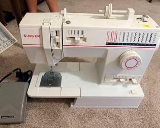 Singer 9020 Sewing Machine Good working condition 