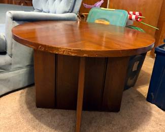 Vintage Round End Table Good condition 28” x 20” tall  Must be able to move and load yourself