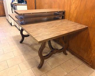 Vintage Dining Table with 2 leaves Good condition!  One support needs to be re-attached  59” long (without leaves)  Each leaf adds an extra 11 1/2” 40” across x 30” tall Must be able to move and load yourself