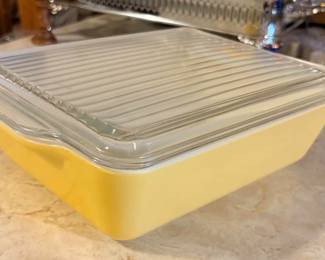 Vintage Yellow Pyrex Refrigerator Dish with Lid Excellent condition