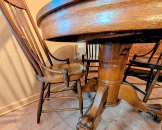 American Golden Oak, circa 1900–1920, round pedestal dining table with carved lion-paw feet
