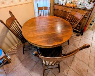 American Golden Oak, circa 1900–1920, round pedestal dining table with carved lion-paw feet
