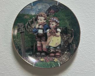 d Small Children on Mountainside Plate Decor