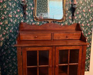 Beautiful storage buffet. Nice mirror. 