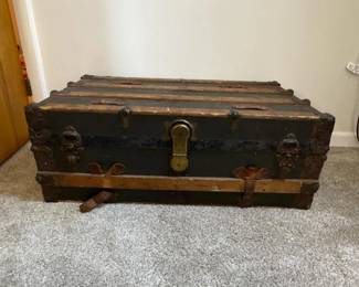 232 vintagesteamertrunkwithcorbinlock