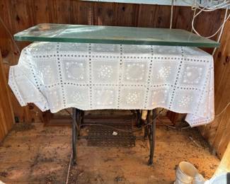 268 antiquetreadlesewingmachinebasetabl