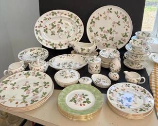 065 wedgwoodwildstrawberrybonechinadinn