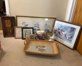 293 assortedframedprintsanddecorativebo