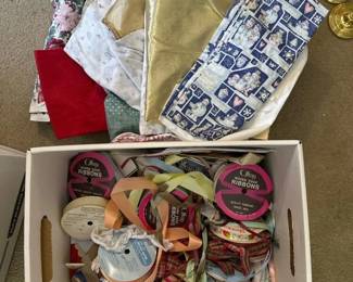 089 assortedfabricpiecesandcraftribbon