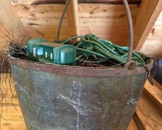 041 largevintagemetalbucketwithhandle
