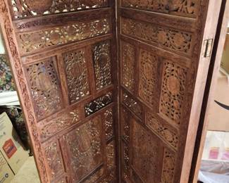 🪵 Beautiful carved wooden room divider
