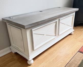 Farmhouse storage bench to hide things