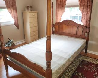 Full size poster bed