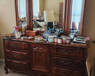 Bassett ladies dresser with mirror cherry
