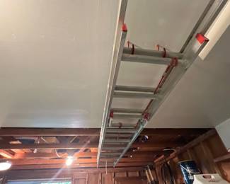 Aluminum extension ladder