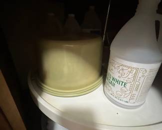 Vintage harvest gold plastic cake carrier