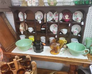 Tea cup wall cabinet, jadeite, brass and tea cups