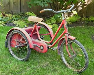 1961 Gresham Flyer De Luxe, with opening&nbsp;trunk and a telescoping rear handle stowed under the back for parents to open up and hang on to if&nbsp;desired.