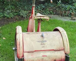 1961 Gresham Flyer De Luxe, with opening&nbsp;trunk and a telescoping rear handle stowed under the back for parents to open up and hang on to if&nbsp;desired. (Picture 2)