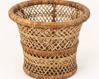 Woven basket ◆ Open lattice design with a wide rounded rim.