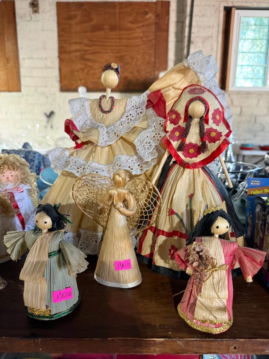 These straw dolls are so cute!