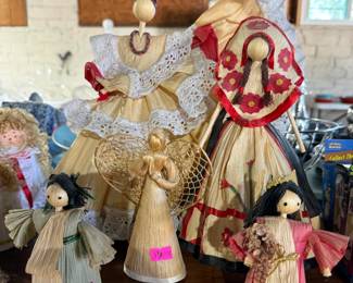 These straw dolls are so cute!