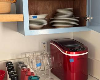 Ice cube maker