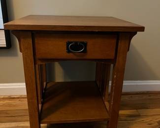 Medium Oak End Table / Nightstand