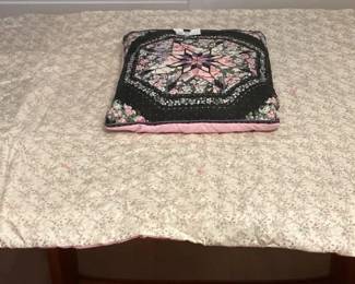 CCM010 Set Of Two Pillows With A Pull Out Quilt New