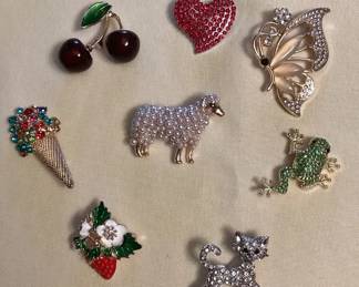 CCM092 Eight Costume Jewelry Brooches 