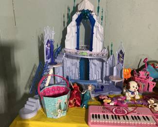 Frozen castle plus dolls., small keyboard, 